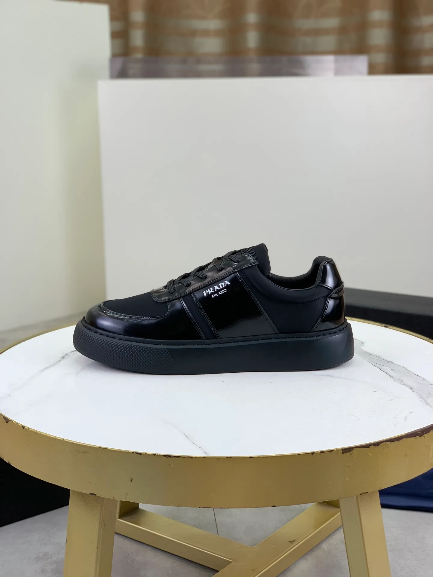 Factory price P660, top version, original order PRADA Prada's new casual sports shoes, original purchase, development and production, Prada men's classic series, technical breathable fabrics with cowhide, casual sports shoes, casual sports dad shoes, combined with high-tech breathable materials and cowhide, P's exclusive button decoration on the side. The outsole is full of P italic design and bright colors to show vitality and continue the brand design inspiration. Stroll around the city lightly and feel free and comfortable. Exquisite packaging at the delivery counter 🛍📦 ▪️Fabric: original custom pebbled calfskin ▪️Inner lining: cowhide lining ➕cowhide feet ▪️Outsole: molded PU+TPU material ▪️Sole thickness: 3.5CM ▪️Size: Men's 38-44 (45 can be customized) 2️⃣ colors available